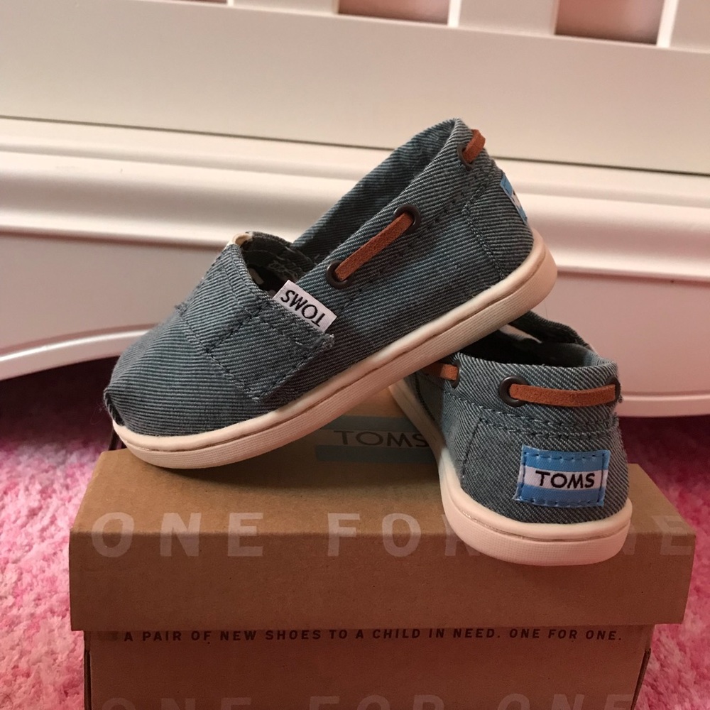 NEVER WORN TOMS